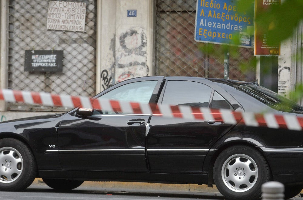 ΕΚΤΑΚΤΗ ΕΙΔΗΣΗ! Εκρηξη στο αυτοκίνητο που επέβαινε ο Λουκάς Παπαδήμος – Αυτόπτης μάρτυρας: «Πλημμυρισμένοι στα αίματα οι άνθρωποι» (συνεχής ροή, εικόνες, βίντεο)